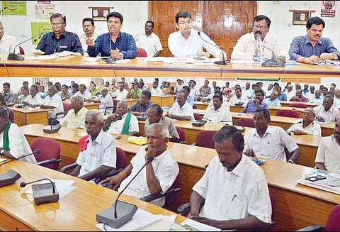 ஏரி, கால்வாய்களில் ஆக்கிரமிப்புகளை அகற்ற வேண்டும் விவசாயிகள் வலியுறுத்தல்