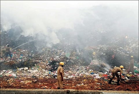 குப்பைக்கிடங்கு தீப்பற்றி எரிந்தது புகையினால் குடியிருப்புவாசிகள் - வாகன ஓட்டிகளுக்கு மூச்சுத்திணறல்