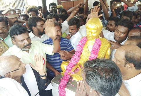 நீட் தேர்வினால் உயிரிழந்த அனிதா உருவச்சிலை திறப்பு பல்வேறு அரசியல் கட்சியினர் கலந்து கொண்டனர்