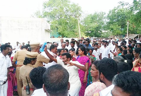 கோவில் முன்பு எருதுகட்டு நிகழ்ச்சிக்கு அனுமதி கோரி சாலை மறியல் ஒருவர் தீக்குளிக்க முயன்றதால் பரபரப்பு