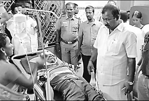 தடுப்புக்கட்டையில் ஆட்டோ மோதி கவிழ்ந்தது; 14 பேர் படுகாயம்