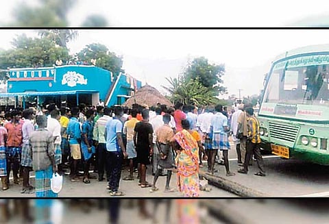 ஏரியில் மண் சரிந்து விழுந்து கோவில் பூசாரி பலி