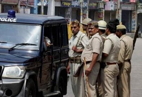 பசுக்கள் மாயம்; தேடி சென்றவரை மரத்தில் கட்டி வைத்து கையை துண்டித்த குடும்பம்