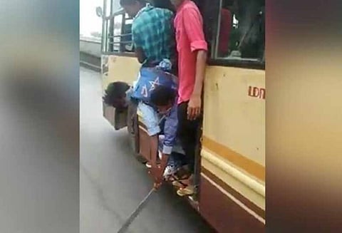 சென்னையில் பேருந்தில் கத்தியுடன் பயணம் செய்த மாணவர்கள் 4 பேர் தற்காலிக நீக்கம்