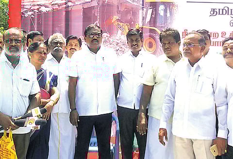 வீட்டு வசதி வாரிய அதிகாரிகளை கண்டித்து தெருமுனை கூட்டம் காங்கிரஸ், பா.ம.க. கட்சியினர் பங்கேற்பு