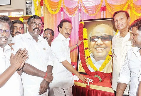 கருணாநிதி காட்டிய வழியில் எனது பயணம் தொடரும் வீட்டின் வருகைப்பதிவேட்டில் ஸ்டாலின் கைப்பட எழுதிய வாசகம்