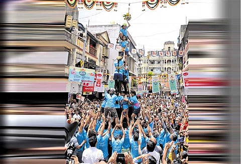 மும்பை: உறியடி திருவிழா உற்சாக கொண்டாட்டம் - மனித பிரமிடு சரிந்து விழுந்ததில் 60 பேர் காயம்