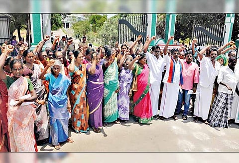 நிலத்தை அளவீடு செய்து கொடுக்கக்கோரி விடுதலை சிறுத்தைகள் கட்சியினர் ஆர்ப்பாட்டம்