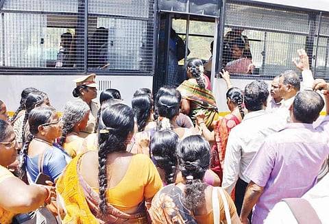 அங்கன்வாடி மையங்களை பூட்டி சாவிகளை கலெக்டரிடம் ஒப்படைக்க முயற்சி 880 பேர் கைது