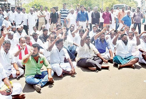 கடைமடை பகுதிகளுக்கு தண்ணீர் வராததை கண்டித்து பேராவூரணியில் கடையடைப்பு-சாலைமறியல்