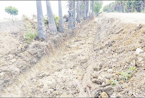 2 கிலோ மீட்டர் தூரத்திற்கு குடிநீர் வரத்து வாய்க்கால் சொந்த செலவில் பொதுமக்கள் அமைத்தனர்