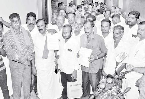 பயிர்க்காப்பீட்டு தொகை கிடைக்காததால் ஆத்திரம்: தனியார் வங்கியை முற்றுகையிட்டு விவசாயிகள் போராட்டம்