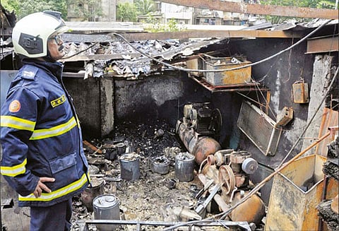 தொழிற்பேட்டையில் பயங்கர தீ விபத்து : பொருட்கள் எரிந்து நாசம்