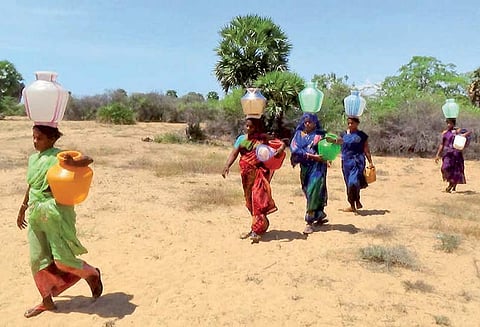 திருவாடானை யூனியனில் குடிநீர் பிரச்சினையை தீர்க்க போர்க்கால நடவடிக்கை எடுக்க கோரிக்கை