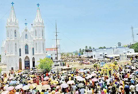 வேளாங்கண்ணி பேராலயத்தில் நாளை பெரிய தேர்பவனி பக்தர்கள் குவிகிறார்கள்