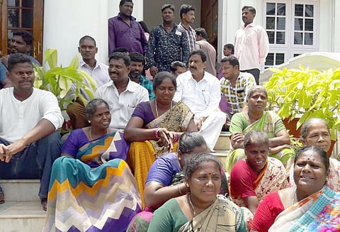 அடுக்குமாடி குடியிருப்பு அமைக்க வலியுறுத்தி சட்டமன்ற படிக்கட்டுகளில் அமர்ந்து பொதுமக்கள் தர்ணா