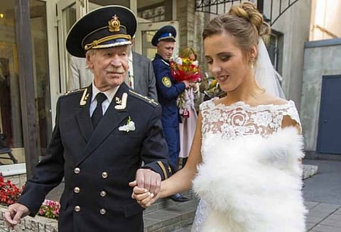 குழந்தை பெற்று கொள்ள மறுத்த 27 வயது மனைவியை விவாகரத்து செய்யும் 87 வயது நடிகர்