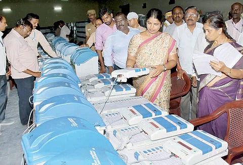 நெல்லை அருகே வைக்கப்பட்டுள்ள பாராளுமன்ற தேர்தலுக்கான மின்னணு வாக்குப்பதிவு எந்திரங்கள் கலெக்டர் ஷில்பா ஆய்வு செய்தார்