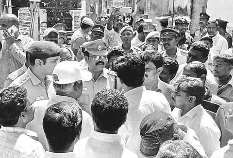 வியாசர்பாடியில் பழுதடைந்த குடிசை மாற்று வாரிய வீடுகளை இடிக்க பொதுமக்கள் எதிர்ப்பு