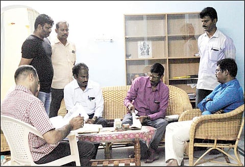 விடிய, விடிய லஞ்ச ஒழிப்பு போலீசார் அதிரடி சோதனை: கைதான திட்ட இயக்குனர் வீட்டில் ரூ.8 லட்சம் சிக்கியது