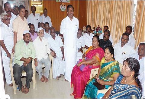 பெட்ரோல், டீசல் விலை உயர்வு: முழு அடைப்பு போராட்டத்தை வெற்றி பெற செய்ய வேண்டும் - அனைத்து கட்சி கூட்டத்தில் தீர்மானம்