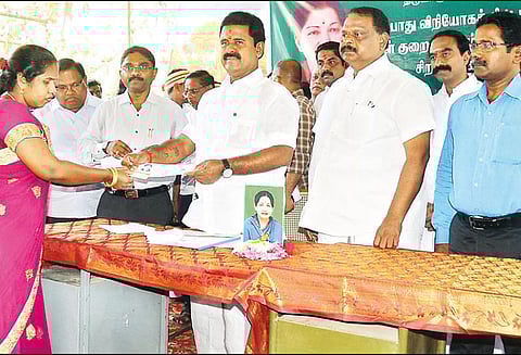 தமிழகத்தில் குடும்ப அட்டைதாரர்களுக்கு ஸ்மார்ட் கார்டு வழங்கப்பட்டுள்ளது