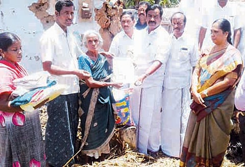 தீ விபத்தில் குடிசையை இழந்தவருக்கு நிவாரண உதவி