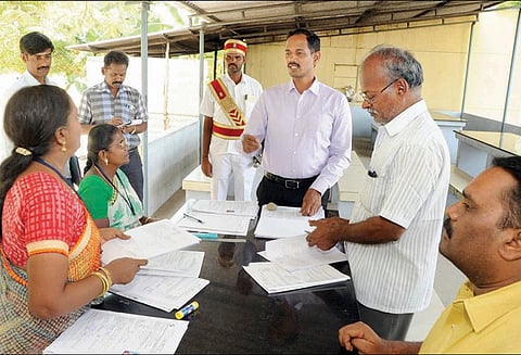 வாக்காளர் பட்டியலில் பெயர் சேர்த்தல், நீக்குதல் தொடர்பான சிறப்பு முகாம் - கலெக்டர் பிரபாகர் நேரில் ஆய்வு