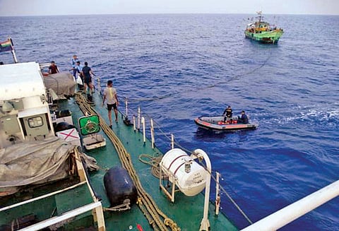 அதிவேக காற்றின் காரணமாக பழுது: மீனவர்களுடன் கடலில் தத்தளித்த படகு