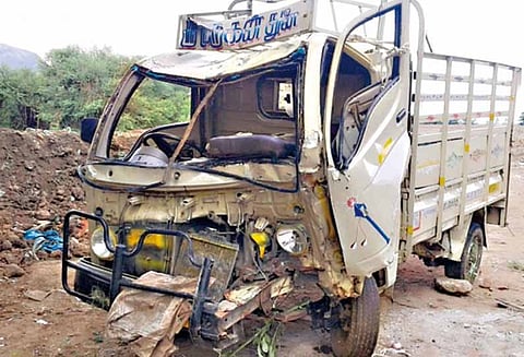 மின்கம்பத்தில் மோதி சரக்குவேன் கவிழ்ந்து தம்பதி படுகாயம்