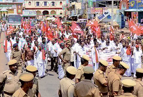 பெட்ரோல், டீசல் விலை உயர்வை கண்டித்து சிவகங்கையில் கடையடைப்பு; மறியலில் ஈடுபட்ட 83 பேர் கைது