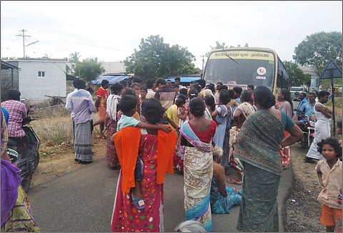 ஷேர் ஆட்டோக்களில் அளவுக்கு அதிகமாக ஆட்களை ஏற்றிச்செல்வதை கண்டித்து பொதுமக்கள் சாலை மறியல்