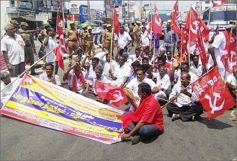 லாரிகள் ஓடாததால் ரூ.10 கோடி சரக்குகள் தேக்கம் மறியலில் ஈடுபட்ட 60 பேர் கைது