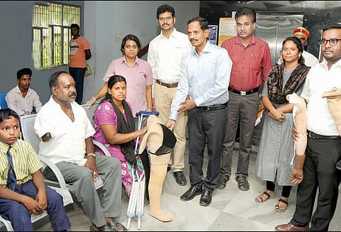 பொதுமக்கள் குறை தீர்க்கும் நாள் கூட்டம்: 13 பயனாளிகளுக்கு ரூ.3.27 லட்சம் நலத்திட்ட உதவிகள்