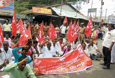 கம்யூனிஸ்டு கட்சியினர் மறியல் போராட்டம் தி.மு.க.-காங்கிரஸ் சார்பில் ஊர்வலம்