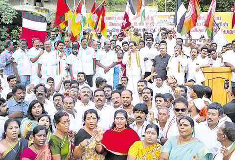 மத்தியிலும், மாநிலத்திலும் ஆட்சி மாற்றத்தை கொண்டுவருவோம் காங்கிரஸ் ஆர்ப்பாட்டத்தில் திருநாவுக்கரசர் பேச்சு