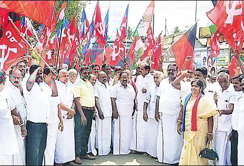 திருவாரூர் மாவட்டத்தில் சாலை மறியலில் ஈடுபட்ட 900 பேர் கைது