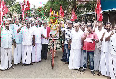 மயிலாடுதுறையில் கடை அடைப்பு போராட்டம் பி.எஸ்.என்.எல். அலுவலகத்தை முற்றுகையிட்ட 40 பேர் கைது