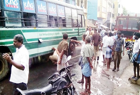 வேட்டவலத்தில் பரபரப்பு: அரசு பஸ்சில் திடீர் தீ விபத்து