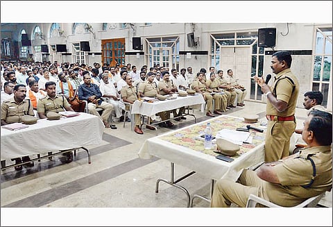 ஐகோர்ட்டு விதிமுறைகளை பின்பற்றி விநாயகர் சதுர்த்தி விழாவை நடத்தவேண்டும்