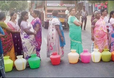 குடிநீர் கேட்டு 2 இடங்களில் பொதுமக்கள் காலிக்குடங்களுடன் சாலைமறியல்