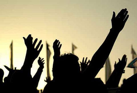 இரு தரப்பினரிடையே மோதல்; 3 பேருக்கு கத்திக்குத்து 22 பேர் மீது வழக்கு