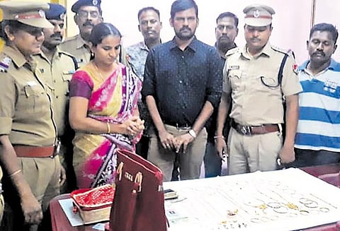 தாம்பரம் ரெயில் நிலையத்தில் 60 சவரன் நகைகளுடன் பையை, பெண் பயணி தவற விட்டார் ரெயில்வே பாதுகாப்பு படையினர் மீட்டு ஒப்படைத்தனர்