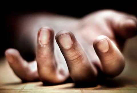 கடலாடி அருகே விறகு வியாபாரி வெட்டிக்கொலை - போலீசார் விசாரணை