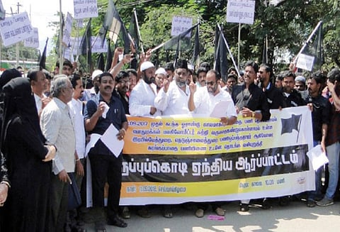 ஒரு ஆண்டு ஆகியும் சுரங்கப்பாதை பணி தொடங்காததை கண்டித்து பொதுமக்கள் ஆர்ப்பாட்டம்