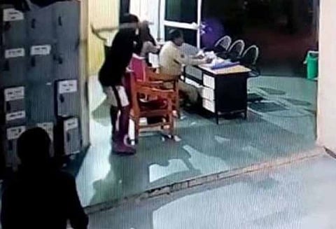 போலீஸ் நிலையத்தில் போலீசாரை தாக்கி விட்டு தப்பி ஓடிய குற்றவாளி