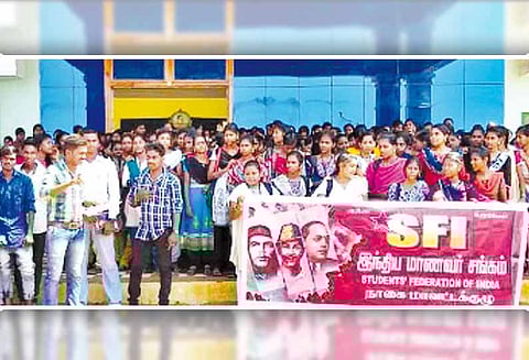 பல்வேறு கோரிக்கைகளை வலியுறுத்தி மாணவ-மாணவிகள் ஆர்ப்பாட்டம்