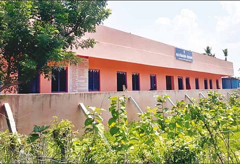 புதிதாக தொடங்கப்பட்டுள்ள அரசு உயர்நிலைப்பள்ளியில் 10 மாணவ, மாணவிகளே படிக்கிறார்கள்