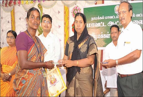 98 பயனாளிகளுக்கு நலத்திட்ட உதவிகள் - கலெக்டர் ஆசியா மரியம் வழங்கினார்