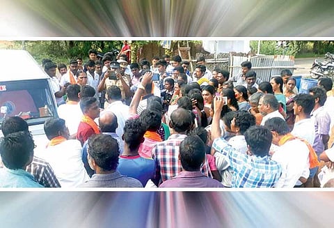 விநாயகர் சிலை வைப்பது தொடர்பாக போலீசாருடன் பொதுமக்கள் வாக்குவாதம்